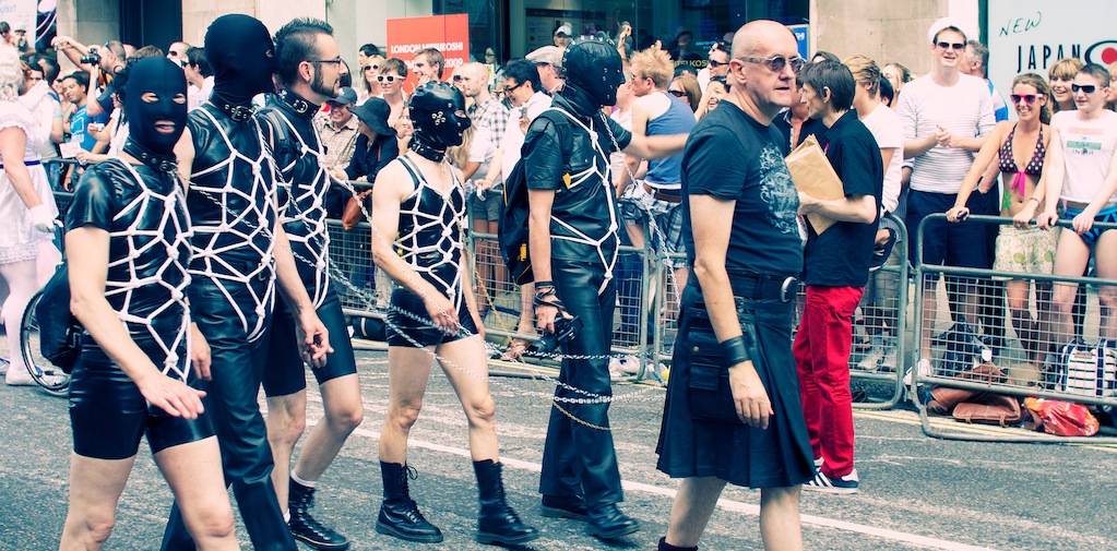 Cuadra de sumisxs con un Dominante en la Marcha del Orgullo Gay de Londres 2009