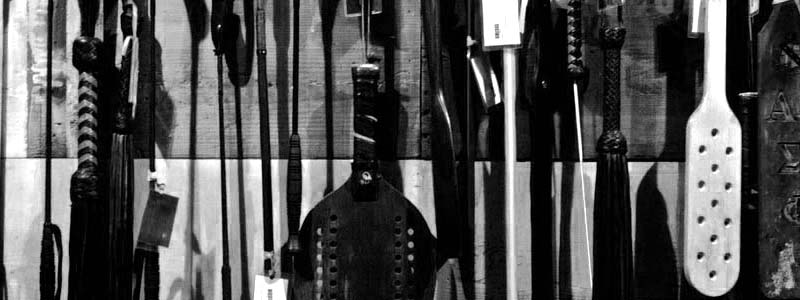 Palas e instrumentos bdsm ordenados