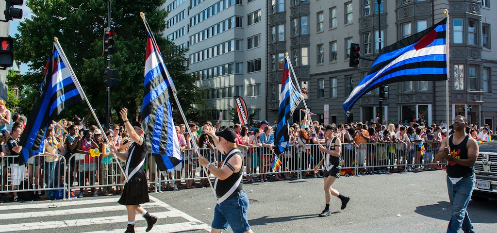 Personas llevando banderas leather en la Marcha del Orgullo Gay de Washington